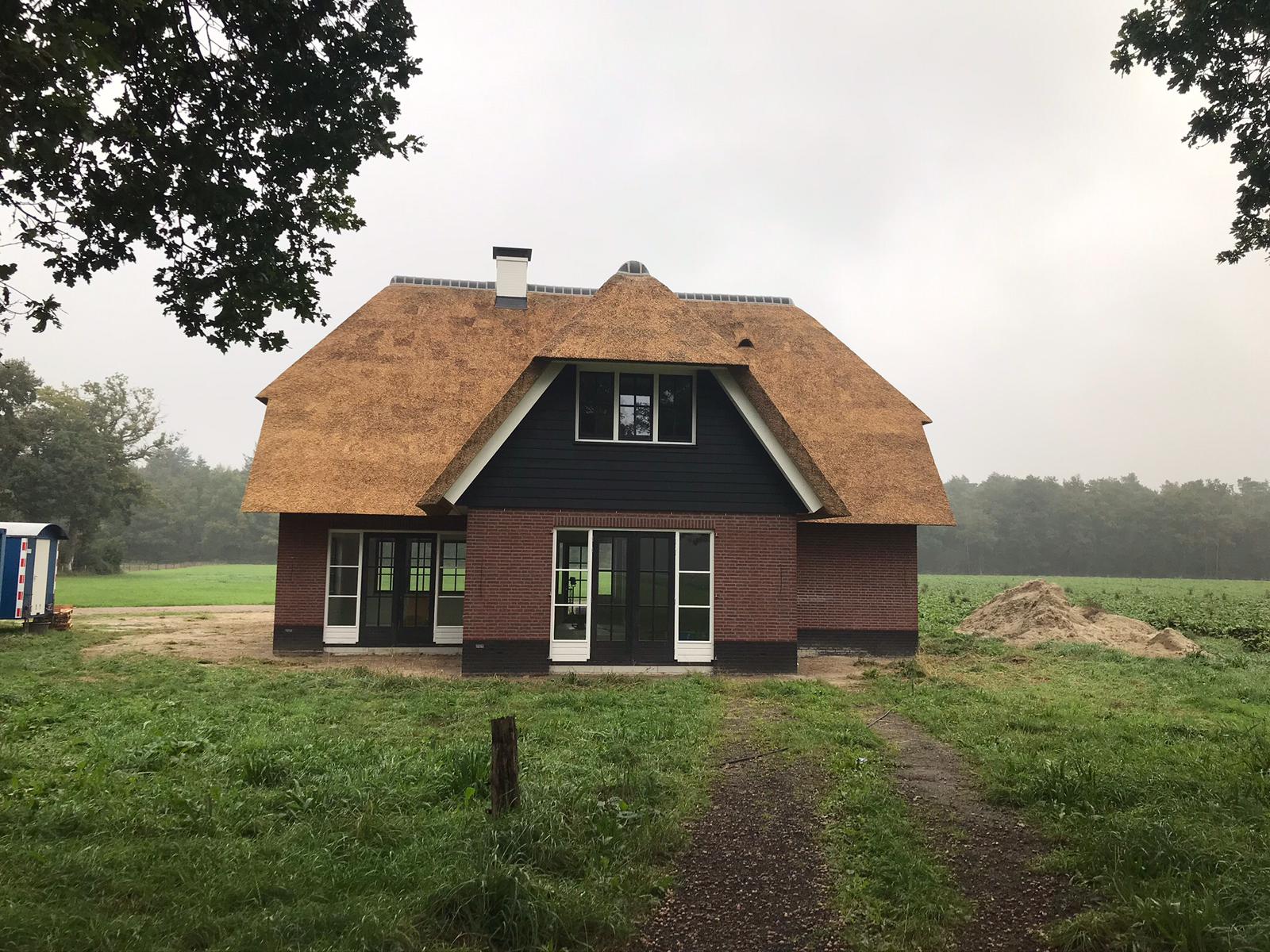 Nieuwe rieten kap op een landhuis