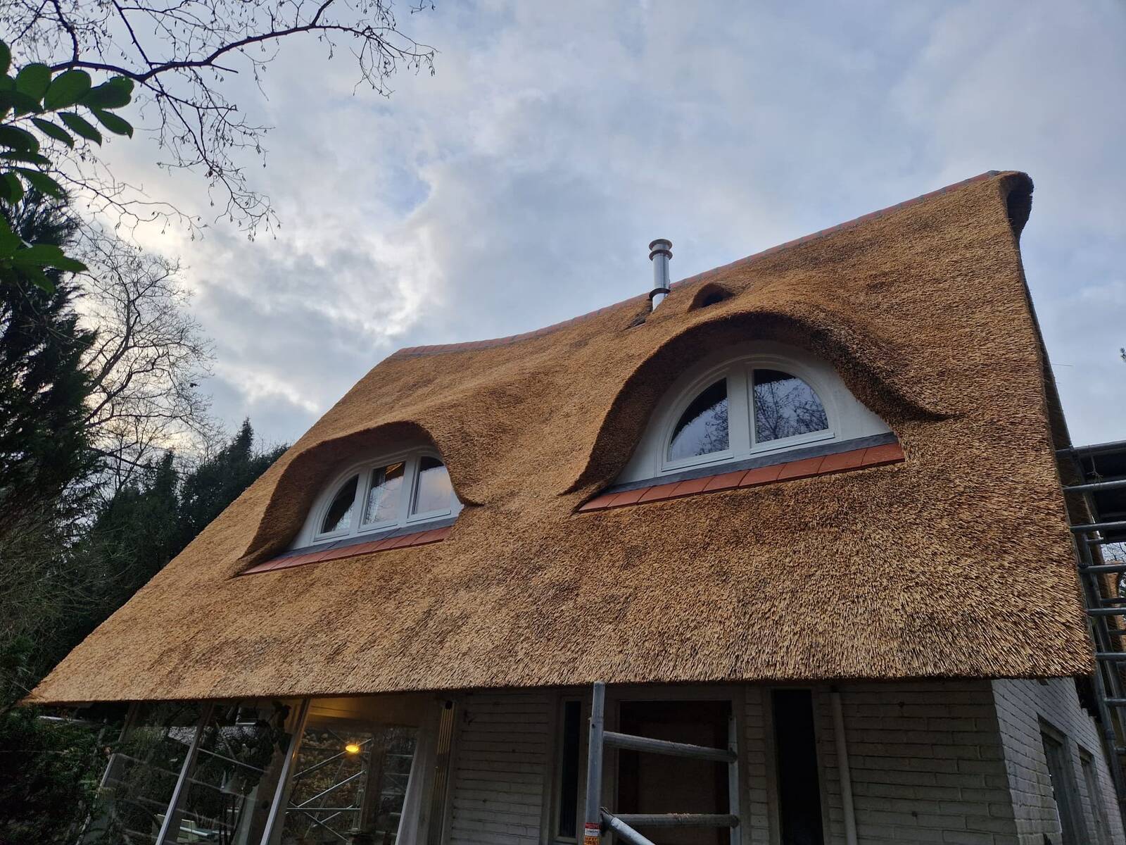 Nieuw rieten dak met ronde dakkapellen