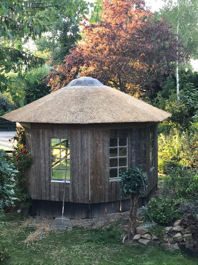 Prieel met rieten dak