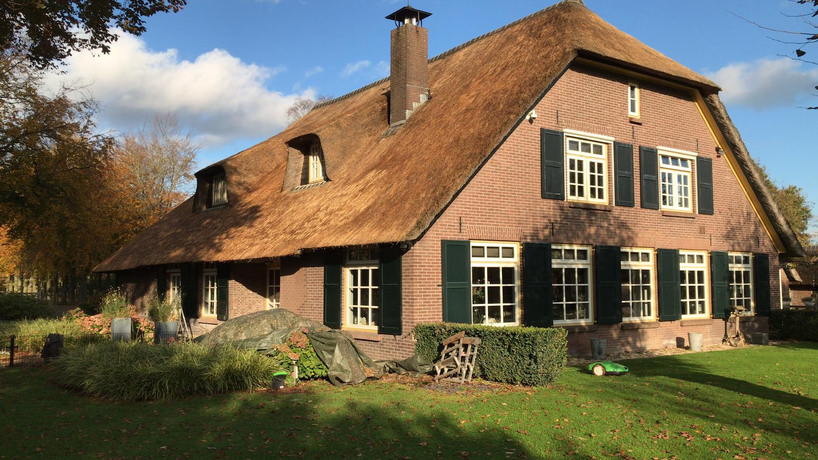 Rieten kap van een riante boerderij vervangen