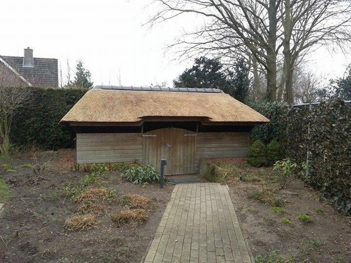 Rieten kap op bijgebouw