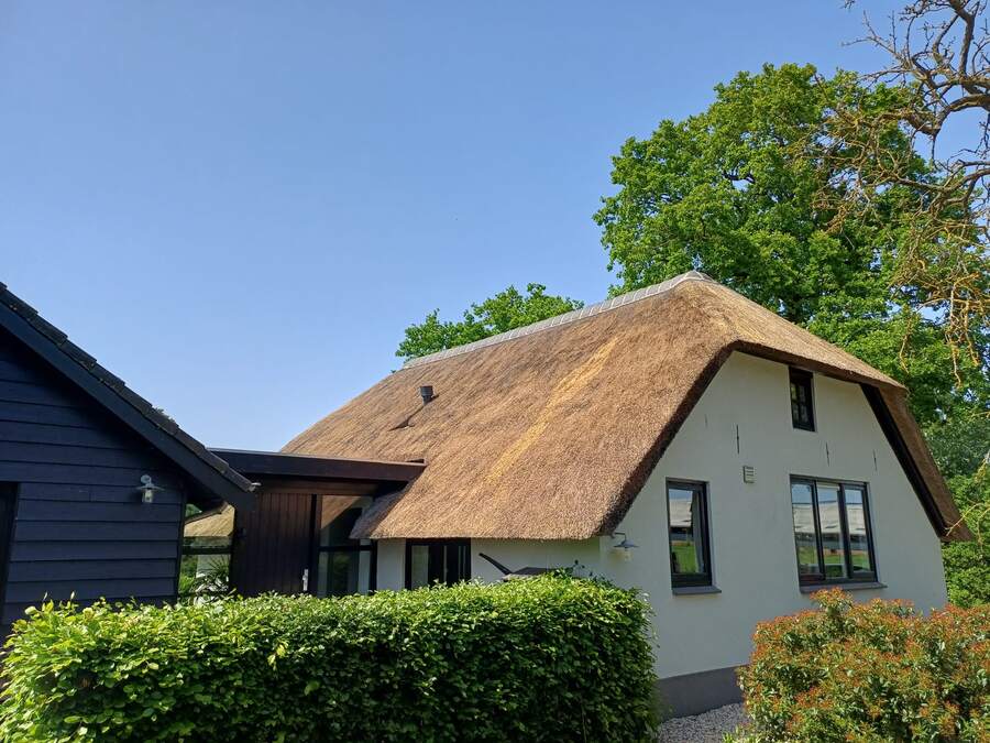 Wit huis met rieten dak