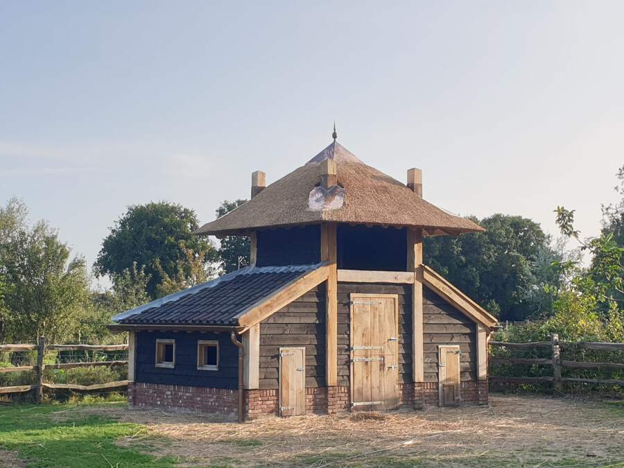 Achthoekig bijgebouw met rieten kap