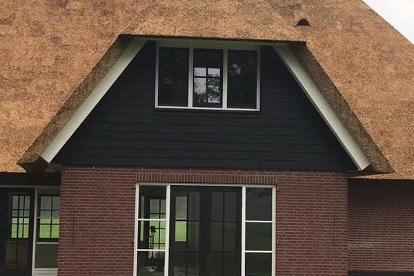 Nieuwe rieten kap op een landhuis