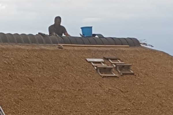 Rieten kap houten bijgebouw