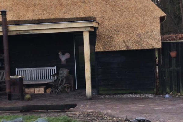 Rieten kap op bijgebouw