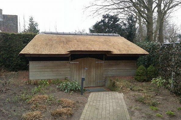 Rieten kap op bijgebouw